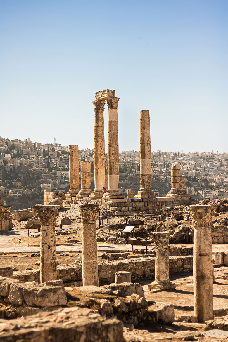 معبد هرقل في قلعة عمان (جبل القلعة) ، نقطة جذب تاريخية وسياحية في الأردن.