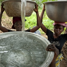 استفاد سكان قرية ووكبوكبو استفادة كبيرة من مشروع CDD الوطني لبنن. ولديهم الآن إمكانية الوصول إلى مياه آمنة ونظيفة. الصورة: © أرني هول / البنك الدولي