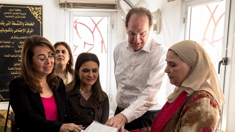 التقى ديفيد مالباس، رئيس مجموعة البنك الدولي يوم 5 أيار 2019 بالموظفين والمستفيدين من برنامجي تكافل للتحويل النقدي المشروط في أسوان. أندي ترامبلي / البنك الدولي التقى ديفيد مالباس، رئيس مجموعة البنك الدولي يوم 5 أيار 2019 بالموظفين والمستفيدين من برنامجي تكافل للتحويل النقدي المشروط في أسوان. أندي ترامبلي / البنك الدولي