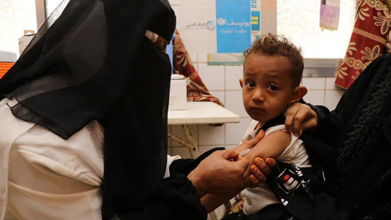 محمد مشتاق، 3 سنوات، أثناء تطعيمه ضد الحصبة في مركز صحة الأم والطفل في محافظة أبين، اليمن.