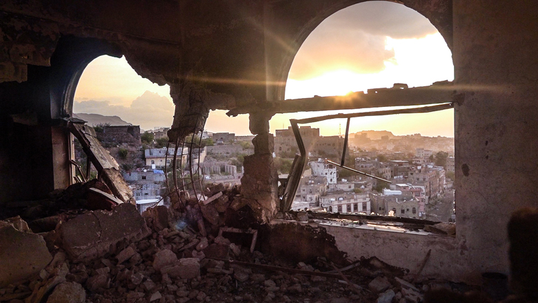 لم تسلم ديار المدنيين والأحياء السكنية في مدينة تعز من الدمار الذي خلفته الحرب في اليمن. 