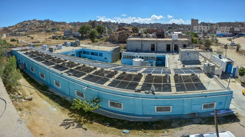 منظر عام لمستشفى السلام في اليمن حيث تم تركيب ألواح الطاقة الشمسية فوق السطح.