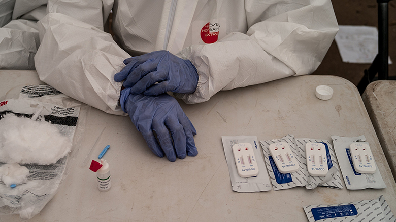 اختبار COVID-19 في مدغشقر. تصوير: هنيتسوا رافاليا / البنك الدولي