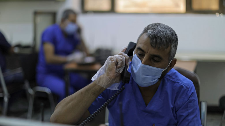 أحد أفراد الطواقم الطبية في مستشفى الكرخ ببغداد، العراق، 2020.