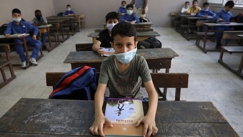 مجموعة من الطلبة يرتدون الكمامات في احدى المدارس الحكومية في العاصمة الأردنية عمان وسط مخاوف من ارتفاع عدد حالات الاصابة بفيروس كورونا. 