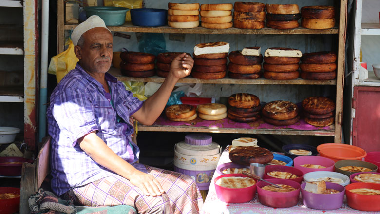  رجل يمني يبيع الجبن في سوق الشنيني الشعبي في مدينة تعز باليمن. 