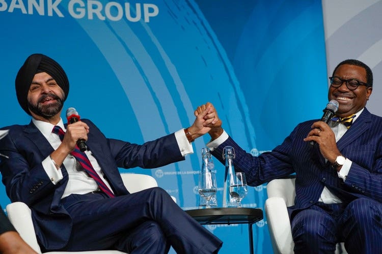 أجاي بانغا، رئيس مجموعة البنك الدولي، والدكتور أكينوومي أديسينا، رئيس مجموعة البنك الأفريقي للتنمية.